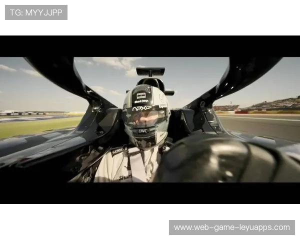 赛车高速追逐宛如电影镜头